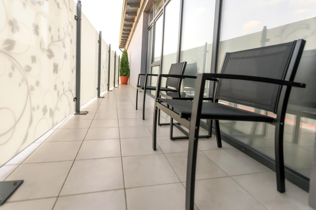 Stark Hotel Várhely Kültér fotó